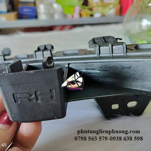 Nẹp cài đèn pha hyundai i10 trái phải chính hãng 86525b4000,86526b4000
