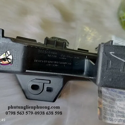 Nẹp cài đèn pha hyundai i10 trái phải chính hãng 86525b4000,86526b4000