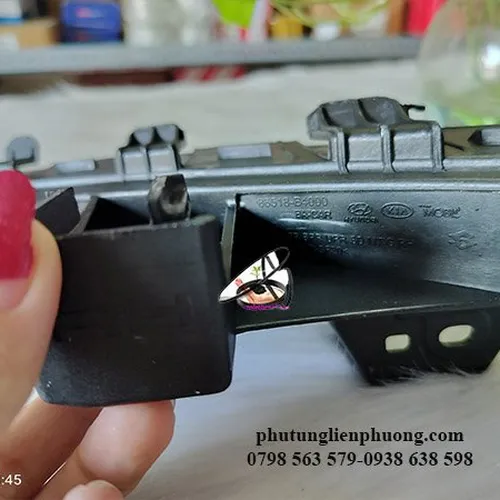 Nẹp cài đèn pha hyundai i10 trái phải chính hãng 86525b4000,86526b4000