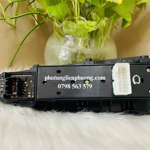 Công tắc nâng kính tổng Hyundai Avante chính hãng chất lượng mã 935702H0019P