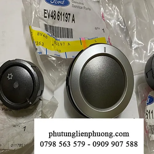 Núm chỉnh điều hoà giữa Ford Escape chính hãng mã V4861197A
