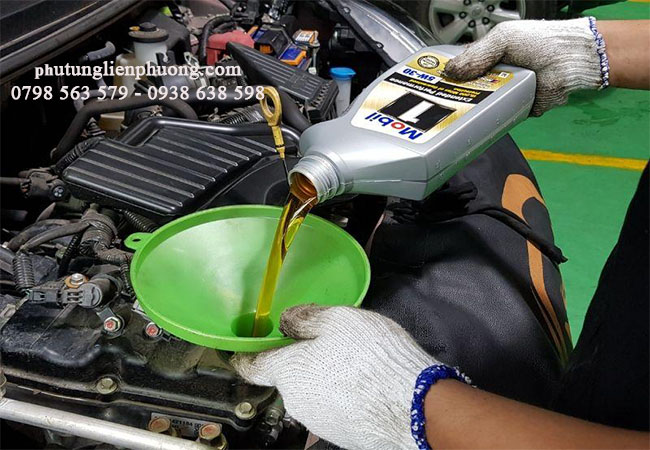 tiến hành dùng quặng đổ nhớt mới vào động cơ xe escape tiến hành dùng quặng đổ nhớt mới vào động cơ xe escape