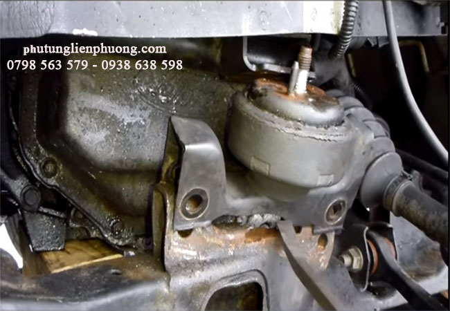 trước khi vận hành hãy kiểm tra xem có rò rỉ gì ở chân máy ô tô không trước khi vận hành hãy kiểm tra xem có rò rỉ gì ở chân máy ô tô không