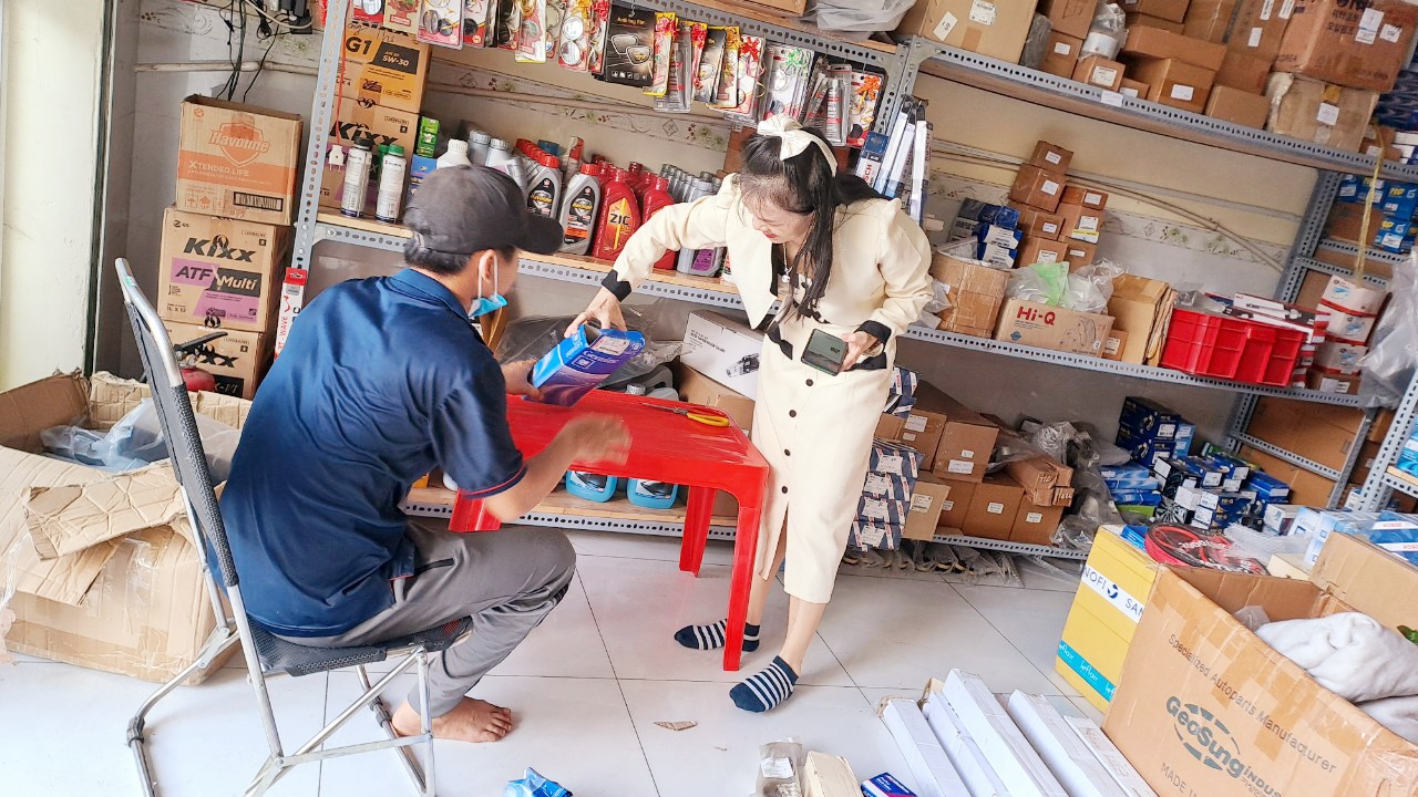 hình ảnh khách hàng mua hàng tại cửa hàng phụ tùng liên phương hình ảnh khách hàng mua hàng tại cửa hàng phụ tùng liên phương