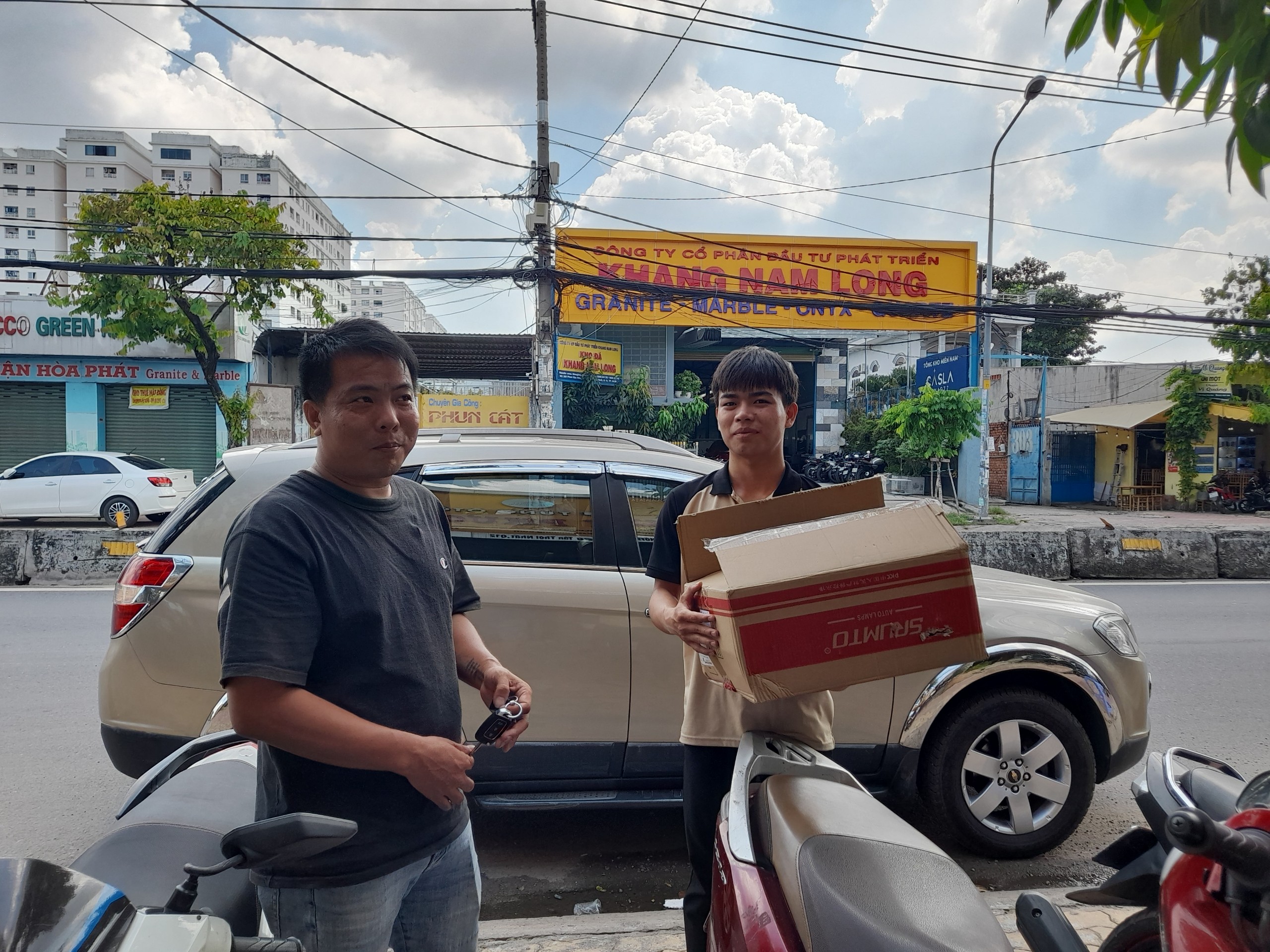 khách hàng tin tưởng và ủng hộ cửa hàng phụ tùng ô tô liên phương khách hàng tin tưởng và ủng hộ cửa hàng phụ tùng ô tô liên phương