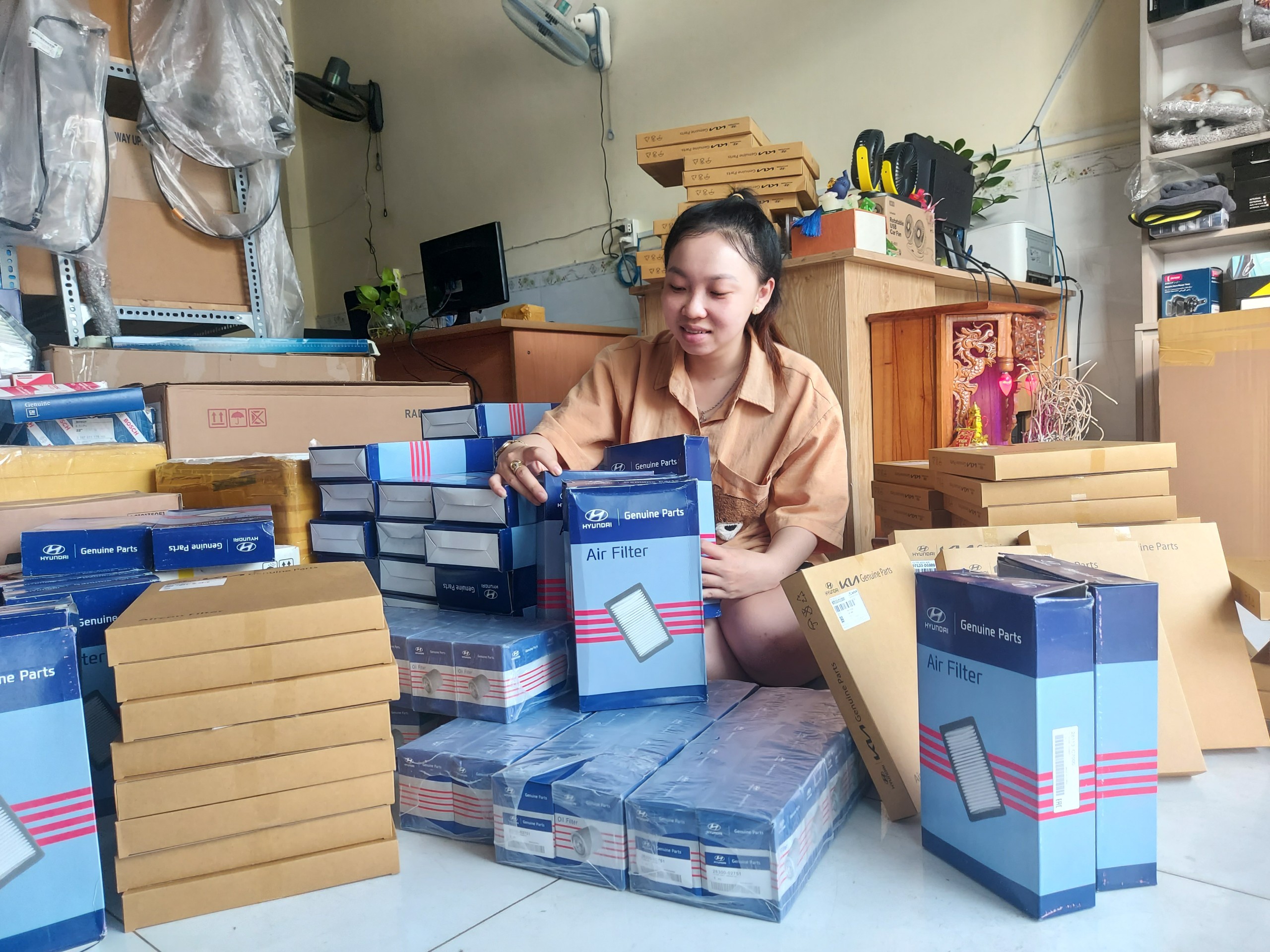 Luôn sẵn phụ tùng phục vụ cho nhu cầu đi xe của các bác Luôn sẵn phụ tùng phục vụ cho nhu cầu đi xe của các bác