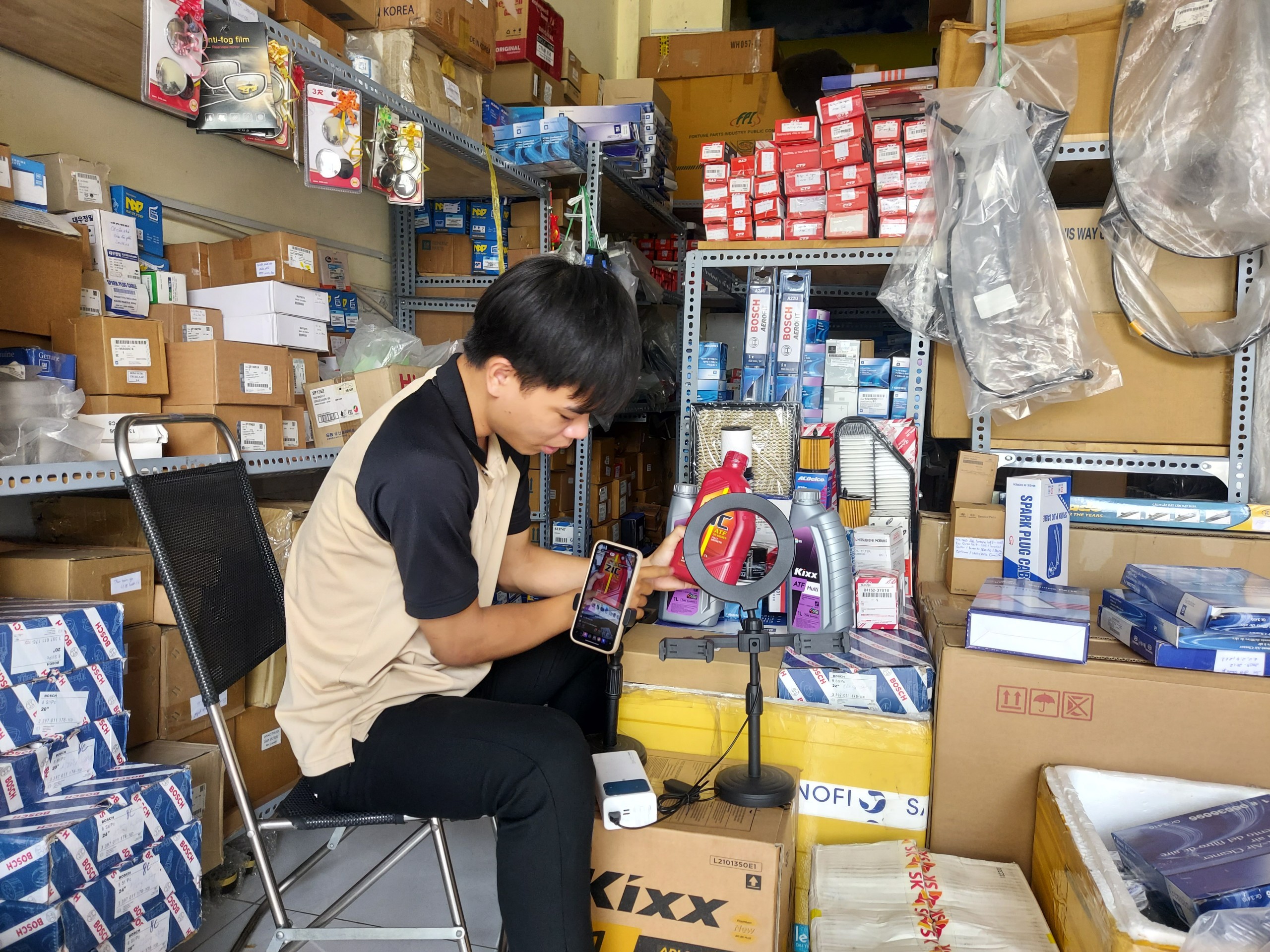 hình ảnh livestream trực tiếp về phụ tùng tại cửa hàng của Liên Phương hình ảnh livestream trực tiếp về phụ tùng tại cửa hàng của Liên Phương