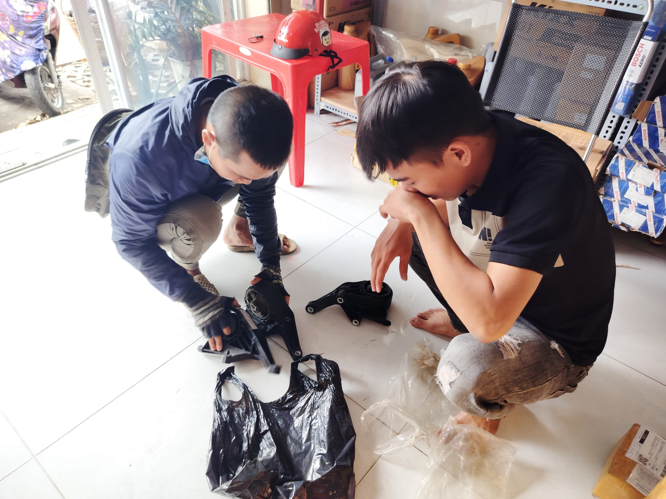 hỗ trợ các bác mua hàng ở phụ tùng Liên Phương hỗ trợ các bác mua hàng ở phụ tùng Liên Phương