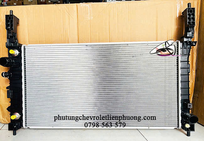 Nhiệm vụ chính của két nước là tản nhiệt cho nước làm mát, giúp động cơ duy trì nhiệt độ làm việc ổn định Nhiệm vụ chính của két nước là tản nhiệt cho nước làm mát, giúp động cơ duy trì nhiệt độ làm việc ổn định