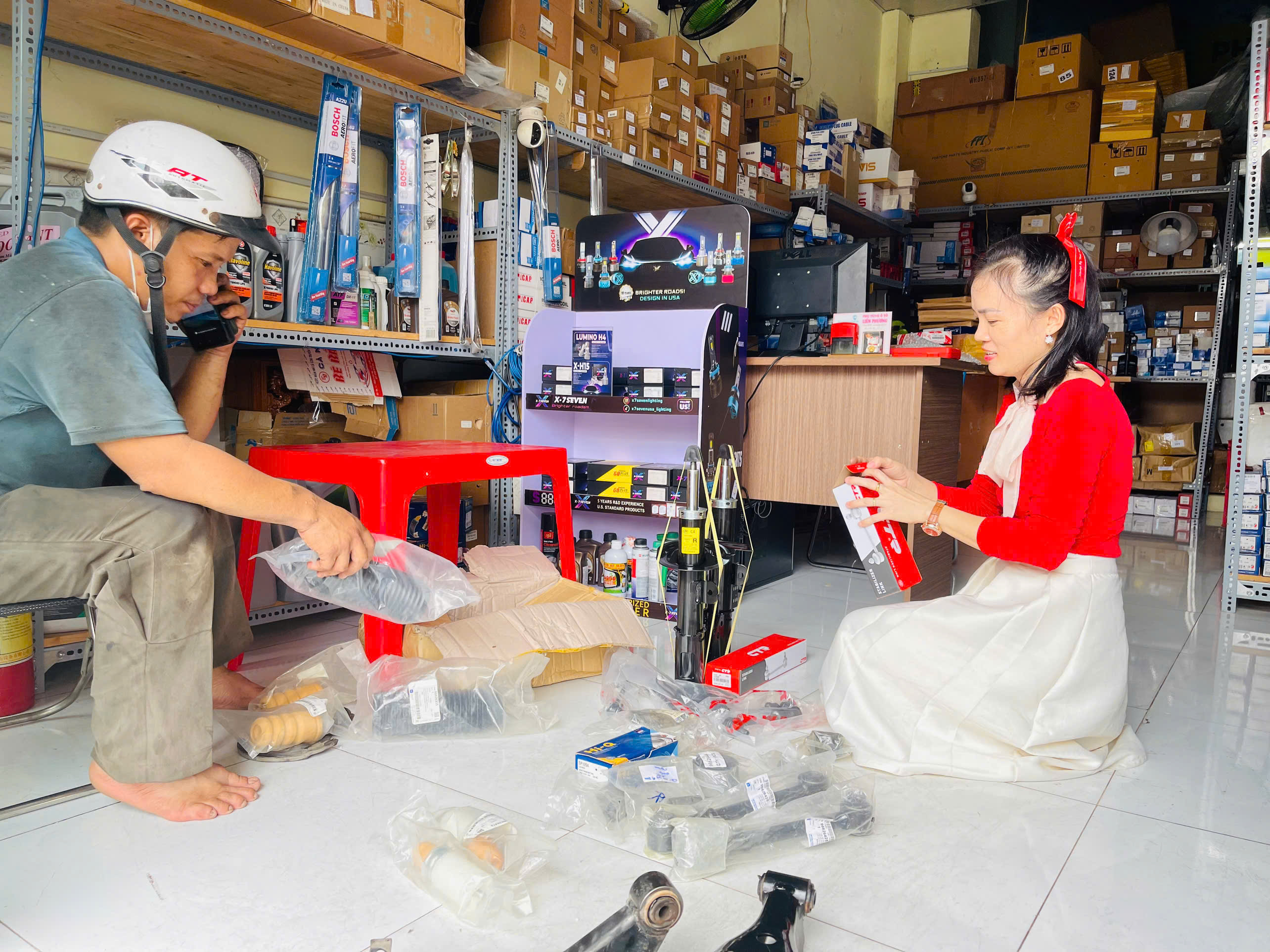 nhân viên phục vụ tận tình chu đáo tại cửa hàng Liên Phương nhân viên phục vụ tận tình chu đáo tại cửa hàng Liên Phương