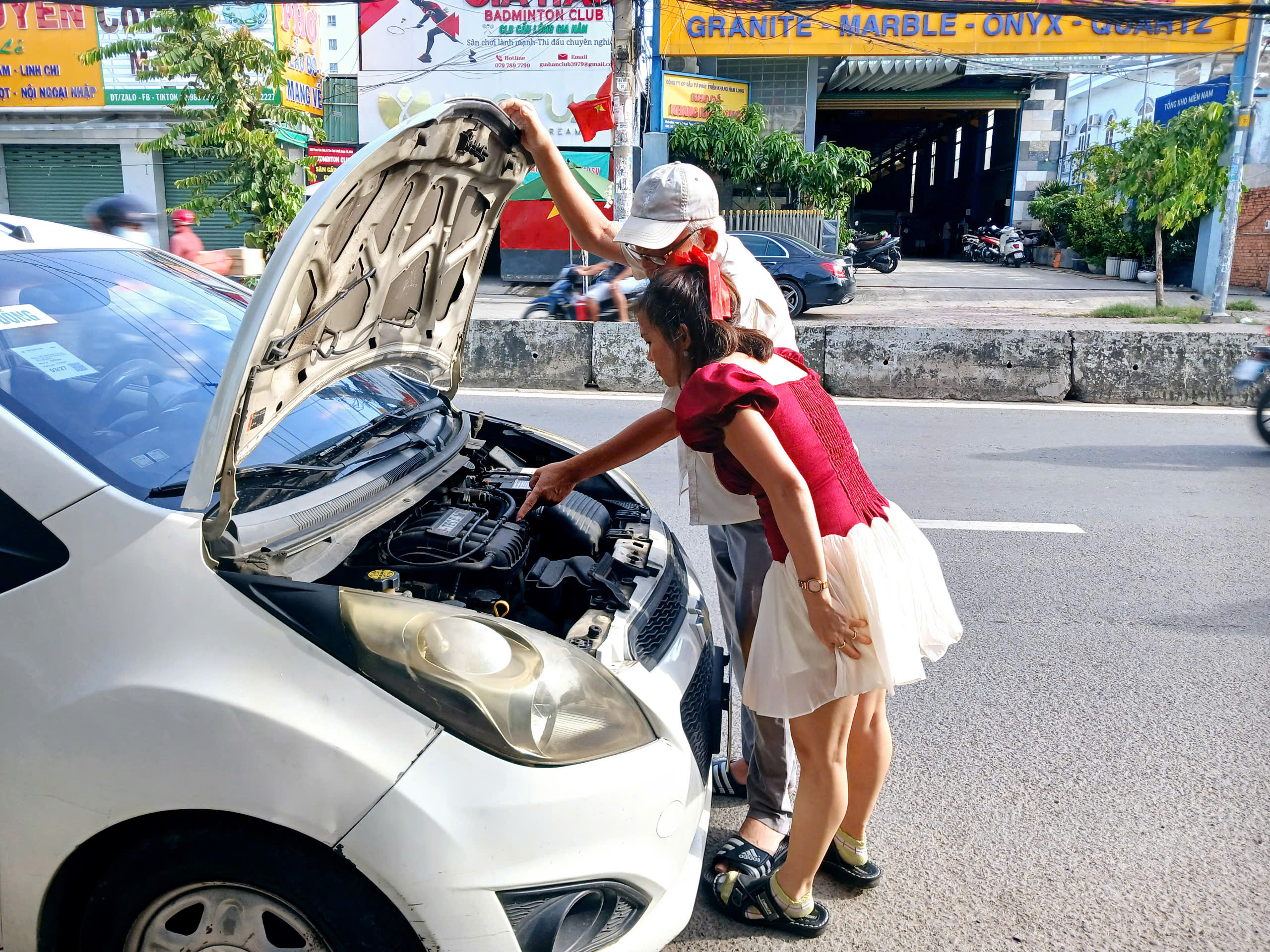nhân viên tư vấn tận tâm với khách hàng nhân viên tư vấn tận tâm với khách hàng