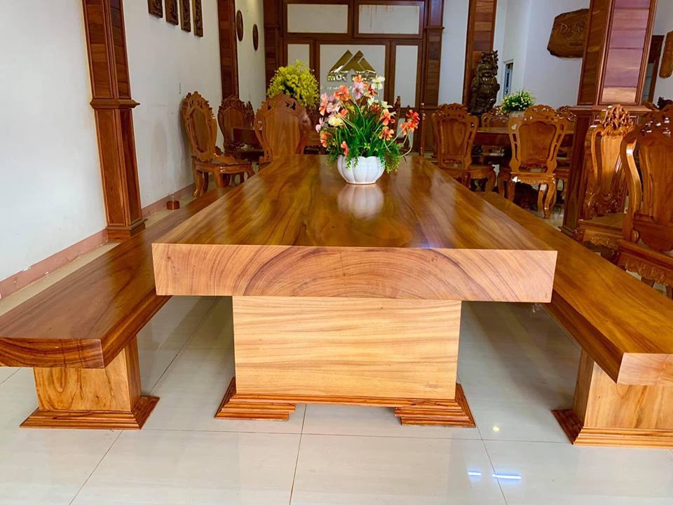 Sở hữu một chiếc bàn gỗ nguyên khối chính là lựa chọn hoàn hảo để tôn lên sự đẳng cấp và sang trọng cho không gian sống của bạn. Năm 2024, các mẫu bàn gỗ nguyên khối được thêm những kiểu dáng khác biệt và đa dạng về kích thước, màu sắc, chất liệu để phù hợp với nhu cầu của khách hàng.