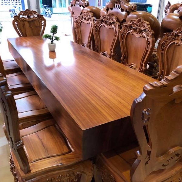 Sản phẩm này được làm từ gỗ chất lượng cao, có độ bền cao và được thiết kế đẹp mắt. Đây là lựa chọn hoàn hảo cho những gia đình yêu thích bàn ăn gỗ liền khối với thiết kế đơn giản và tối giản.