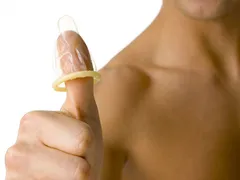 Bao cao su có tác dụng gì? Tại sao nên sử dụng bao cao su khi quan hệ?