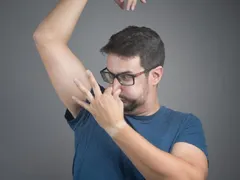 Tại sao lại hôi nách?