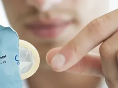 Dùng bao cao su có đau không?