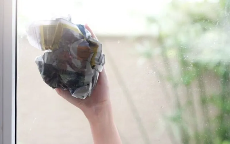 Cách làm sạch kính mà không để lại vệt nước: Bí quyết đơn giản cho cửa sổ sáng bóng