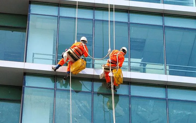 Dịch vụ vệ sinh kính tòa nhà: Giải pháp tối ưu cho không gian làm việc