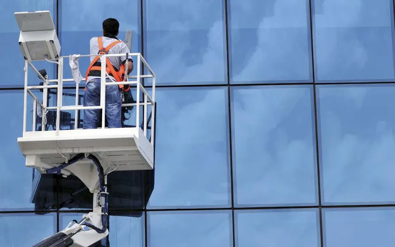 Khám Phá Dịch Vụ Vệ Sinh Kính Mặt Ngoài Tòa Nhà Chất Lượng Cao