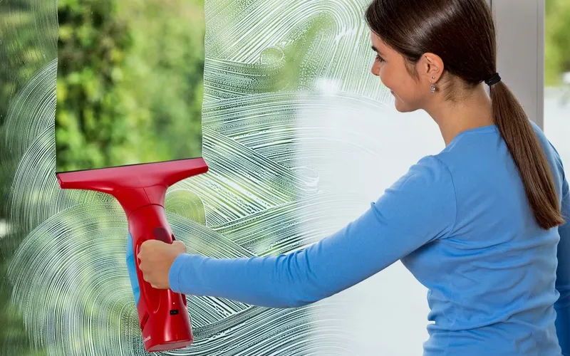 Dịch vụ vệ sinh kính chuyên nghiệp: Giải pháp hoàn hảo cho không gian sống của bạn