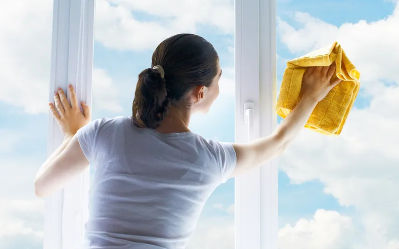 Dịch vụ Vệ sinh kính văn phòng chuyên nghiệp tại Việt Nam