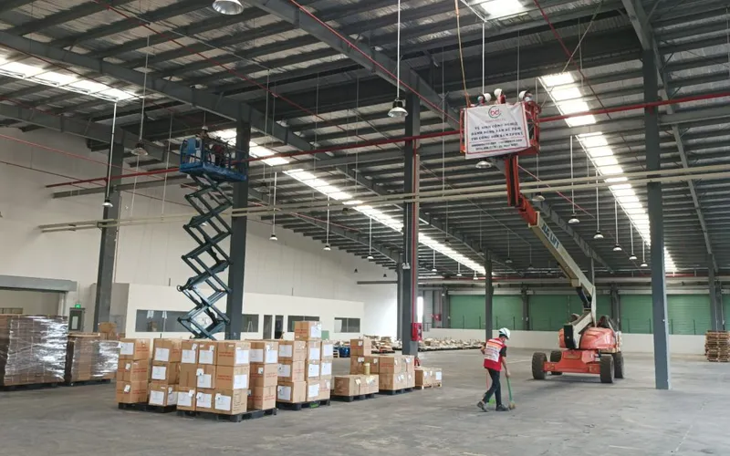 Cách quét màng nhện trên cao an toàn và hiệu quả cho nhà xưởng, tòa nhà