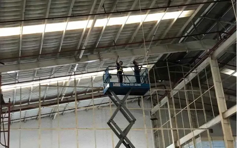 Quét Màng Nhện Nhà Xưởng: Giải Pháp Hiệu Quả Cho Môi Trường Làm Việc Sạch Đẹp