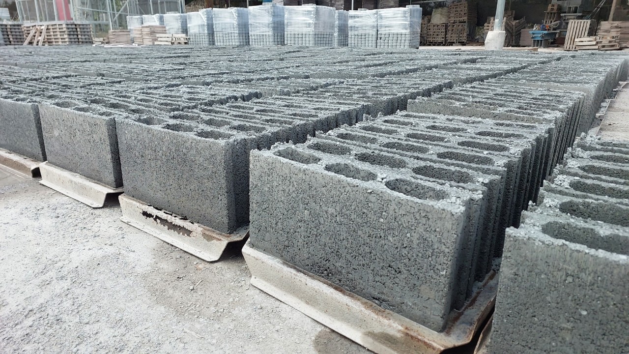Gạch block: Nguyên liệu tự nhiên, công trình bền vững, tiết kiệm chi phí