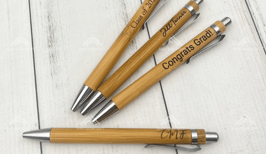 Bút gỗ in logo và hộp bút gỗ khắc tên – Quà tặng văn phòng tinh tế