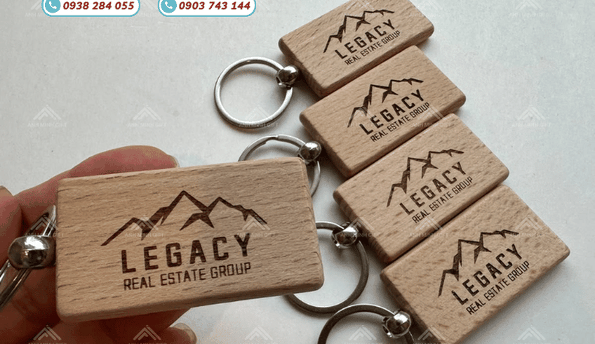 Tại sao nên chọn móc khóa gỗ khắc logo thay vì móc khóa nhựa, mica?