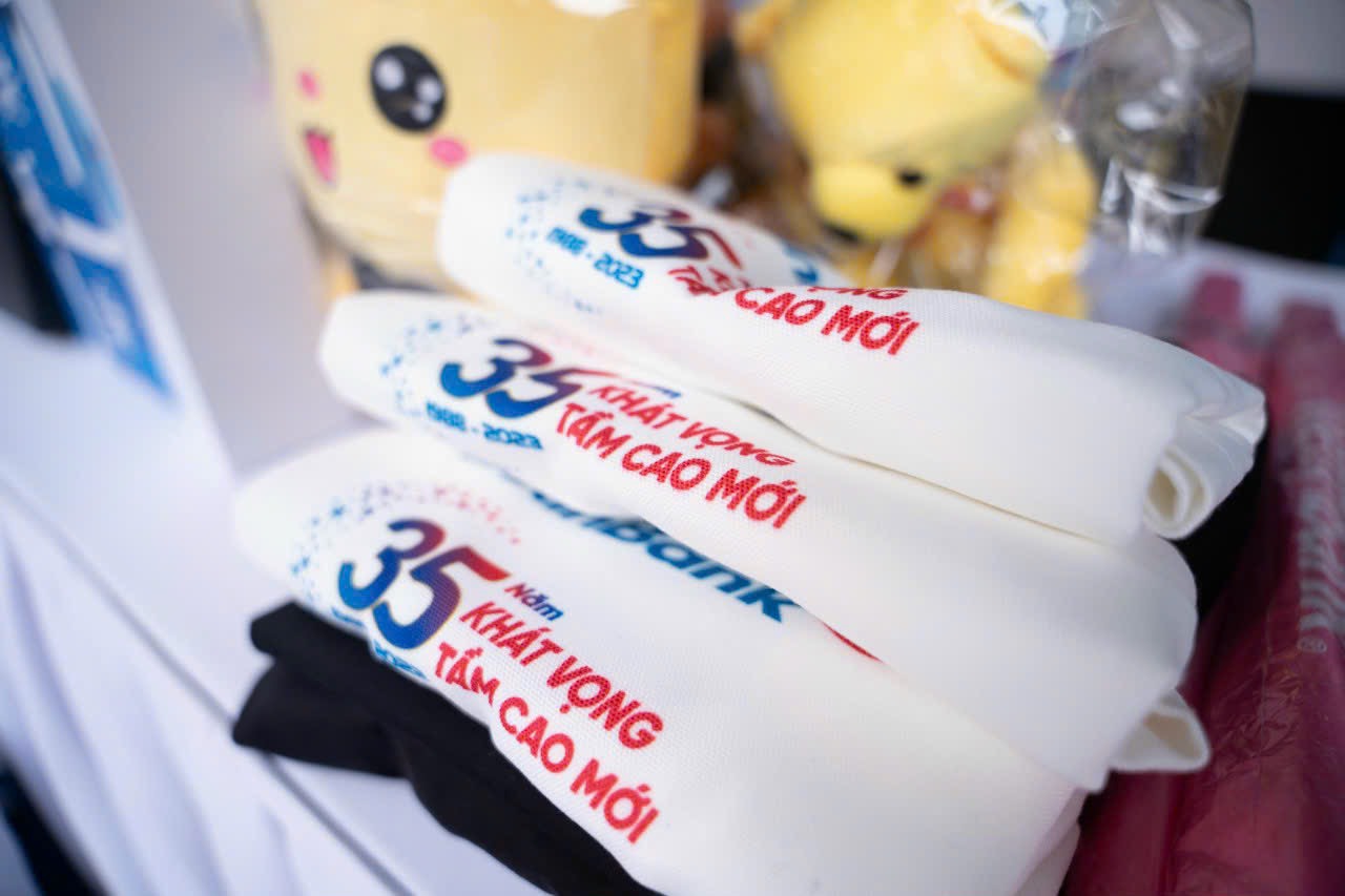 Một chiếc túi vải canvas in logo hiện đại và sáng tạo