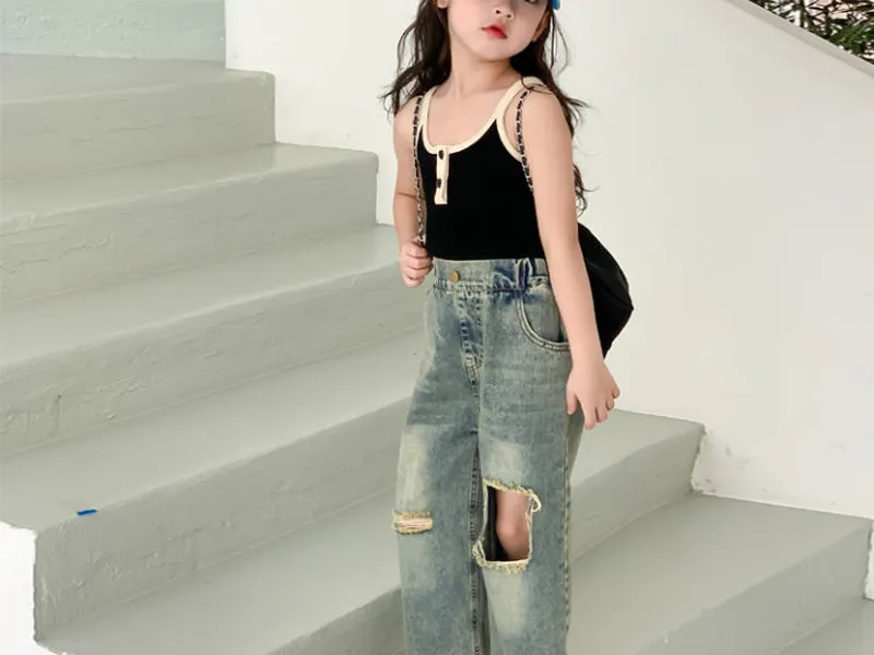 SET ĐỒ TRẺ EM ÁO HAI DÂY PHỐI QUẦN JEANS RÁCH GỐI