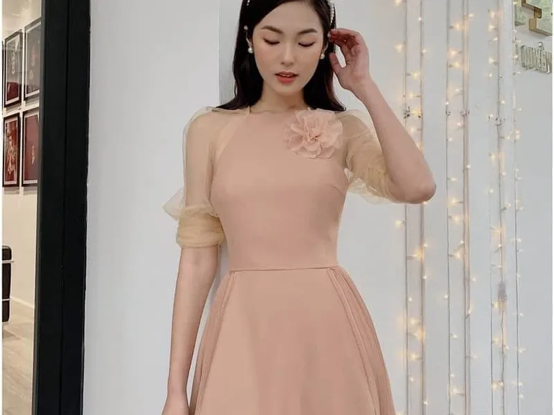 ĐẦM TAY TƠ NHẤN EO PHỐI HOA Ở CỔ (HỒNG)