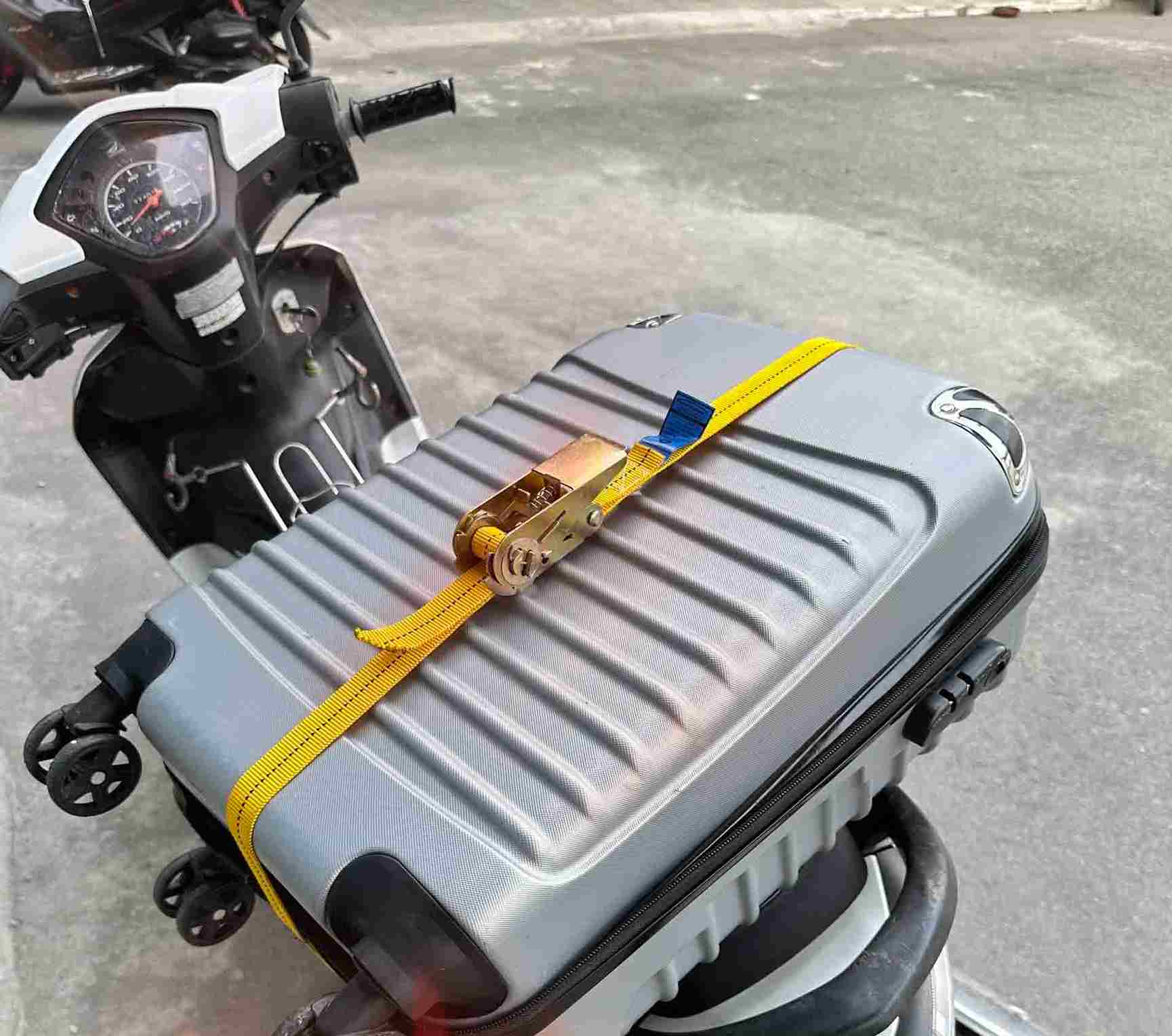 Cách ràng vali lên xe máy