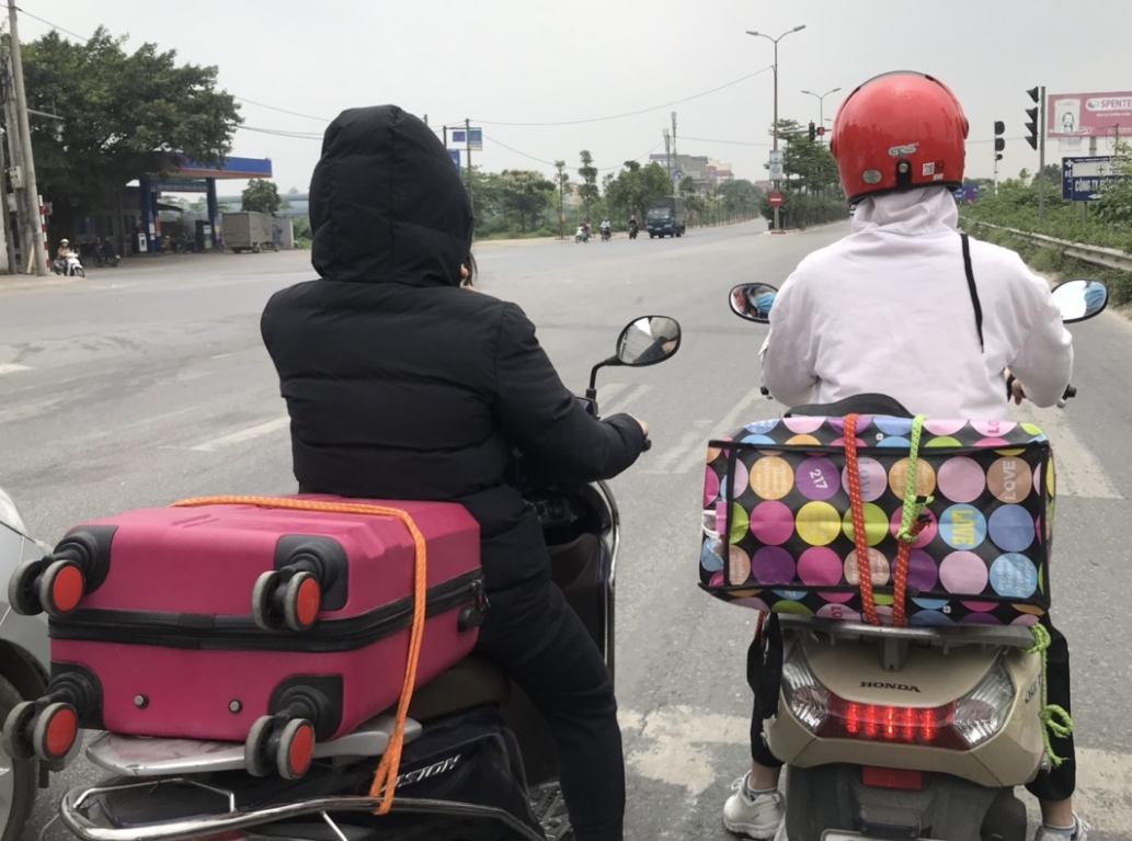 Cách ràng vali lên xe máy