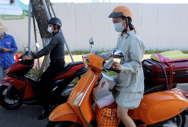 Cách ràng vali lên xe máy