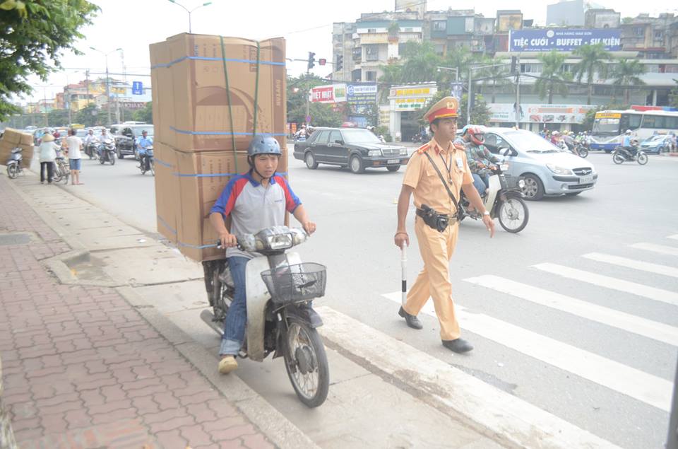 Chở tủ lạnh bằng xe máy