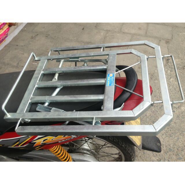 Chở tủ lạnh bằng xe máy