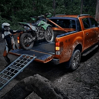 Cách chở xe máy trên xe bán tải an toàn