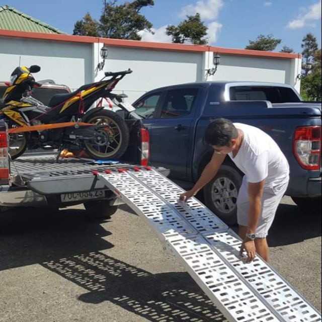 Cách chở xe máy trên xe bán tải an toàn