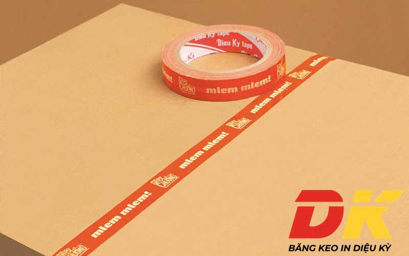 Băng keo in logo Sà Bì Chưởng Với chiều rộng 12mm nhỏ gọn cùng nền màu đỏ cam và chữ trắng Băng keo in logo Sà Bì Chưởng Với chiều rộng 12mm nhỏ gọn cùng nền màu đỏ cam và chữ trắng