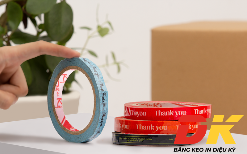 Kiểm tra thành phẩm băng keo in chữ trước khi bàn giao khách hàng Kiểm tra thành phẩm băng keo in chữ trước khi bàn giao khách hàng