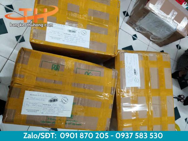 Đóng gói hàng hóa bằng băng keo vàng chanh Đóng gói hàng hóa bằng băng keo vàng chanh