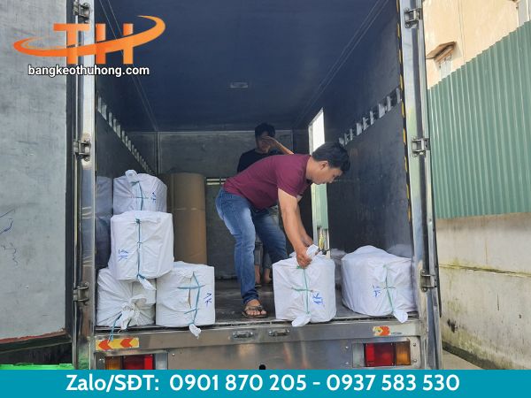 Giao băng keo phản quang cho khách Giao băng keo phản quang cho khách