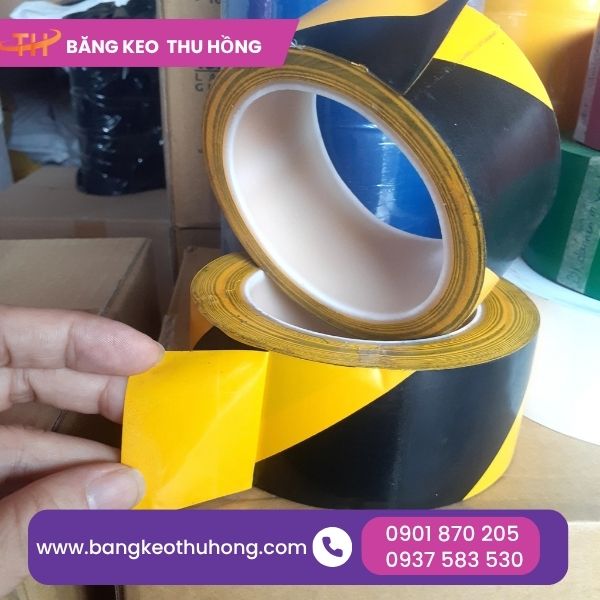 Băng keo dán nền sọc vàng đen dùng để cảnh báo Băng keo dán nền sọc vàng đen dùng để cảnh báo
