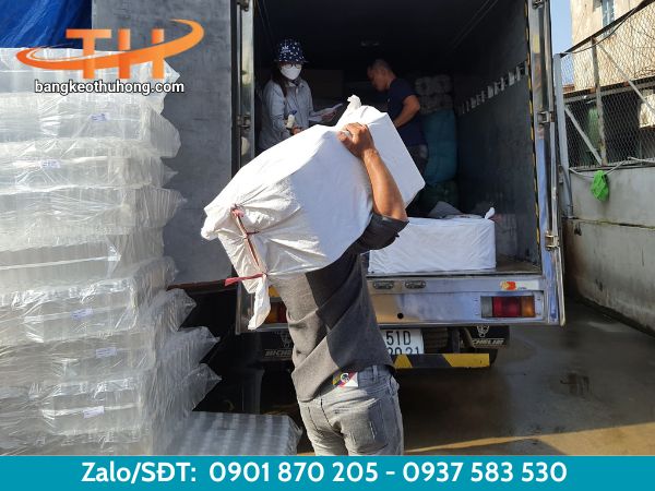 Giao hàng băng keo trong đóng hàng