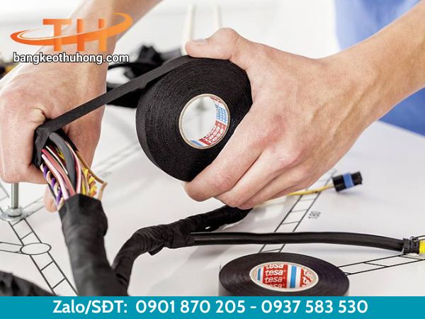 Sửa chữa đường dây điện với băng keo điện chịu nhiệt chống cháy Sửa chữa đường dây điện với băng keo điện chịu nhiệt chống cháy