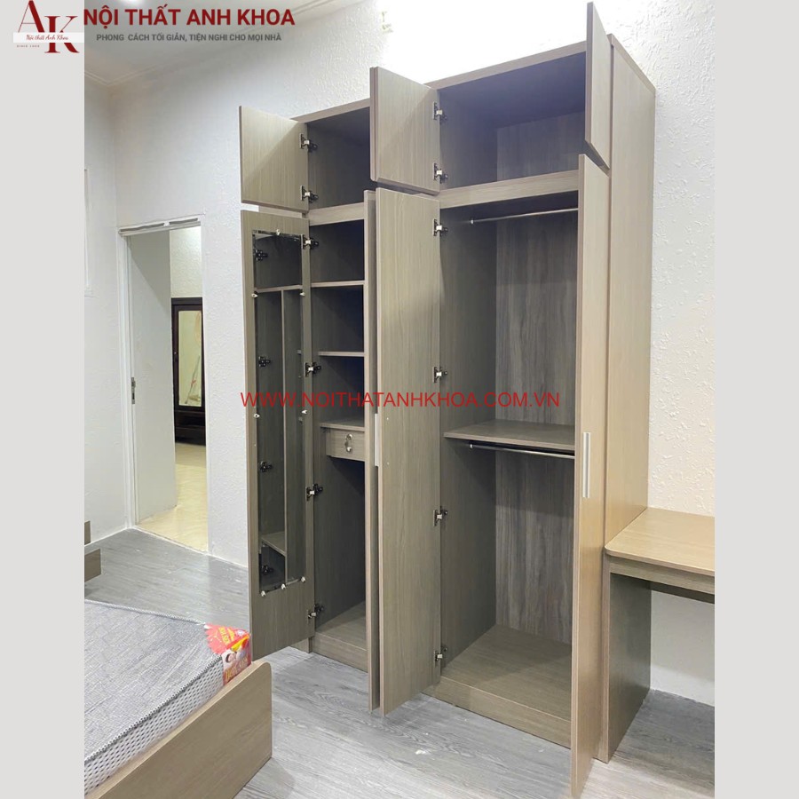 Không gian bên trong tủ quần áo gỗ công nghiệp MDF 4 cánh Không gian bên trong tủ quần áo gỗ công nghiệp MDF 4 cánh