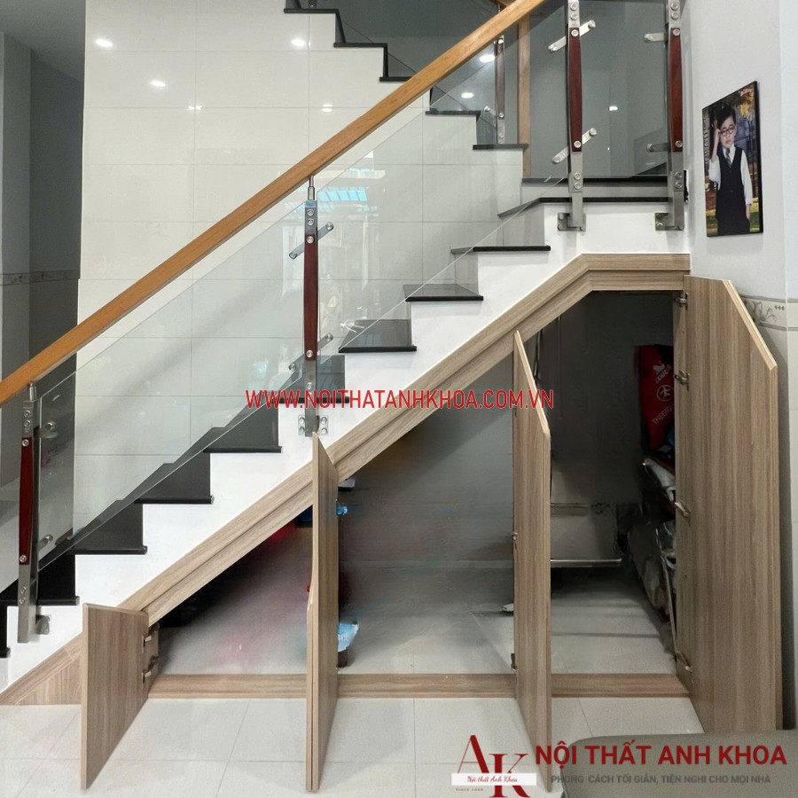 Không gian bên trong tủ cầu thang gỗ công nghiệp đẹp hiện đại Không gian bên trong tủ cầu thang gỗ công nghiệp đẹp hiện đại