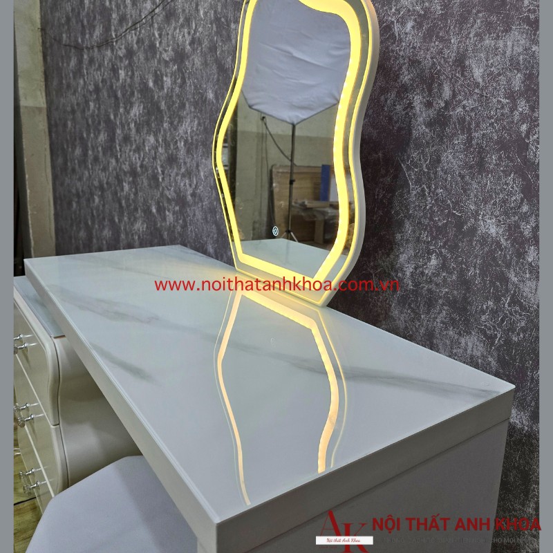 Mẫu bàn trang điểm đẹp, kính led, có ghế ngồi Mẫu bàn trang điểm đẹp, kính led, có ghế ngồi